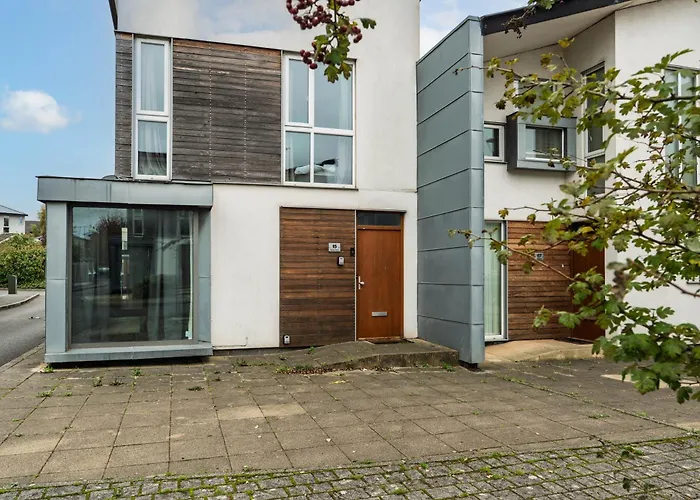 Chic 3bd Abode With Pool Table - Etihad - Coop Live - Free Parking Tatil Evi *