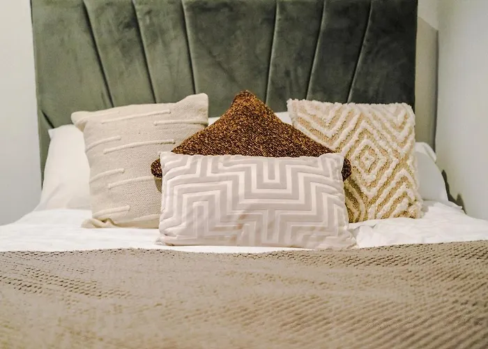 Oldtrafford - Sleeps 6 - Free Parking - Free Wifi * Manchester