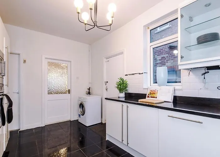 Oldtrafford - Sleeps 6 - Free Parking - Free Wifi