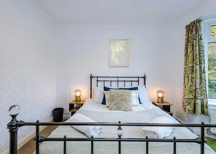 4 Bed House - Sleeps 8 - Free Parking - Manchester 펜션 *