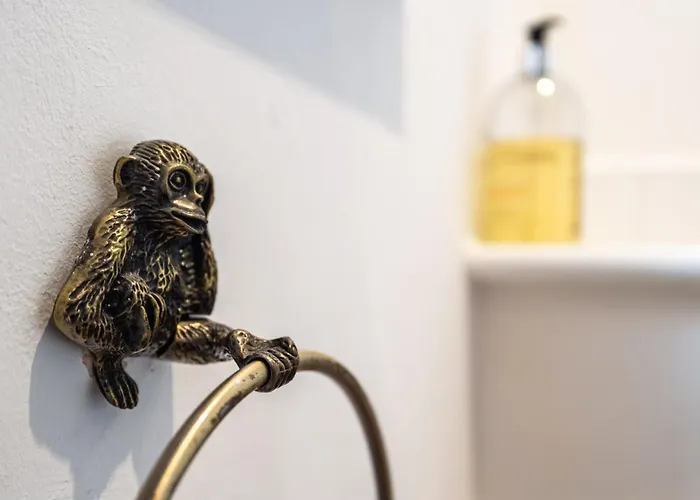 Chic 3bd Abode With Pool Table - Etihad - Coop Live - Free Parking