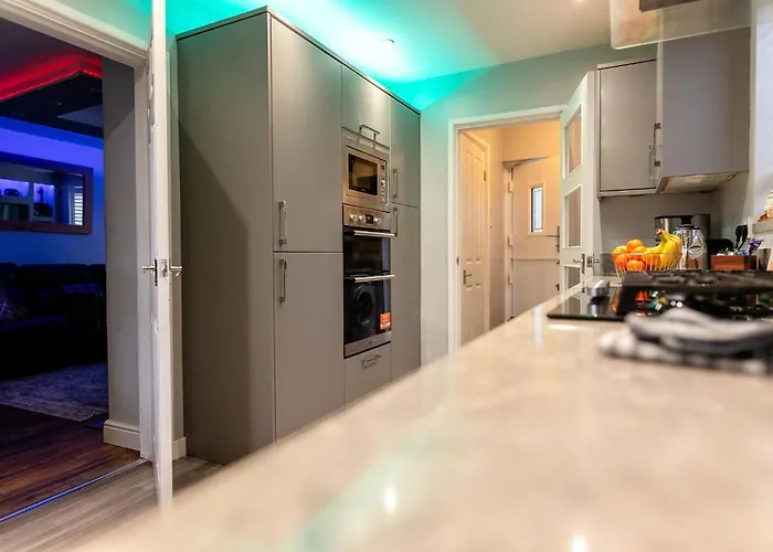 Sleeps 5 - Free Parking - Near Airport & Casa de Férias *