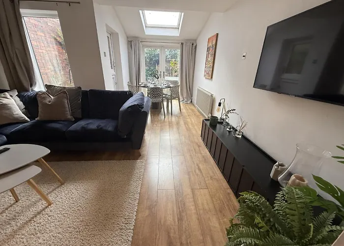 Cosy 4br House, West Didsbury, Bars And Restaurants Close By, Free Parking, Sleeps 8