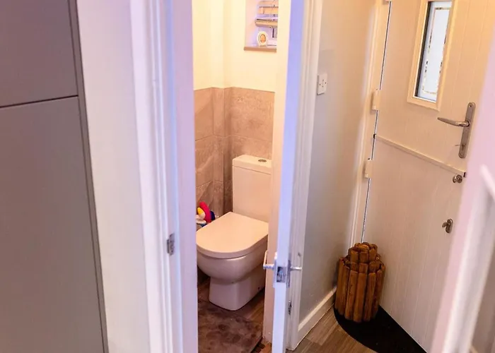 Dom wakacyjny Sleeps 5 - Free Parking - Near Airport & *