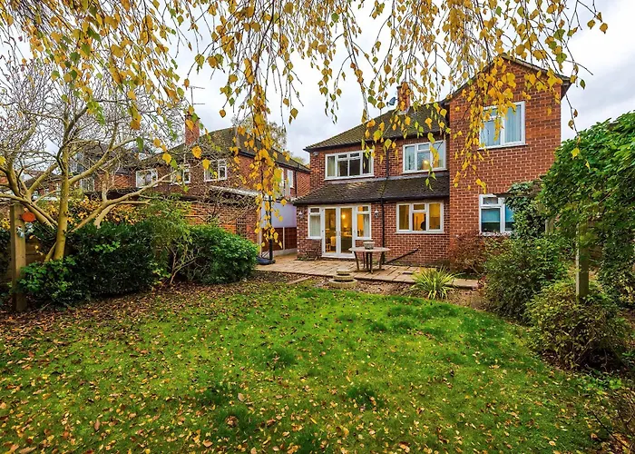 4 Bed House - Sleeps 8 - Free Parking - Manchester *