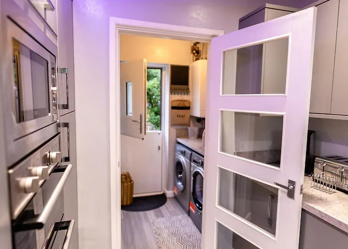 Sleeps 5 - Free Parking - Near Airport & Manchester