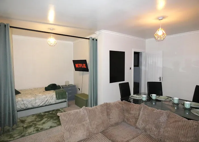 Spacious 4 Bed Maisonette Close To Salford Quays And With Smart Tvs And Netflix Perfect For Families And Contractors 아파트