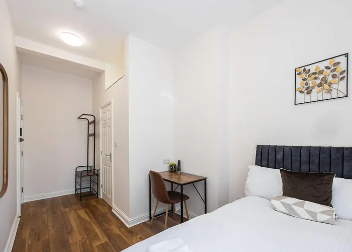 The Groves 3- Close To Mri, Centre & Uni Daire