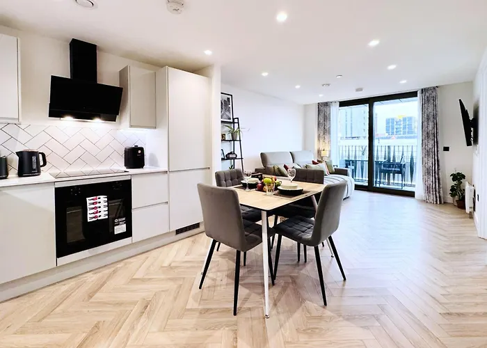 Lomax Chic - Walk Everywhere - Piccadilly, Ancoats & Nq *