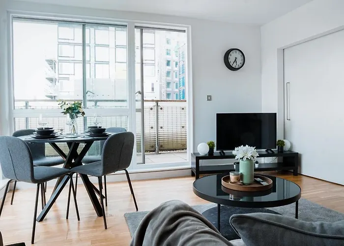 아파트 Bright 2-Bedroom Apartment With Scenic Balcony Views 맨체스터