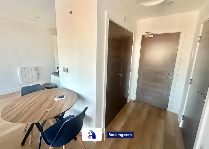 Sleeps 5 Ideal For Work Trips Up To 40 Percent Off Old Trafford Modern Daire *