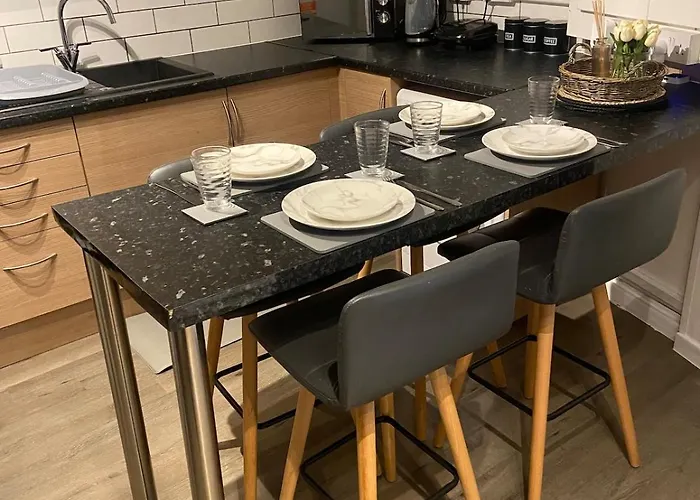 2 Bedrooms Next To Arndale Shopping *