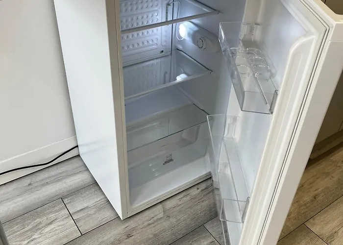 Cosy - 15 Mins Drive To *