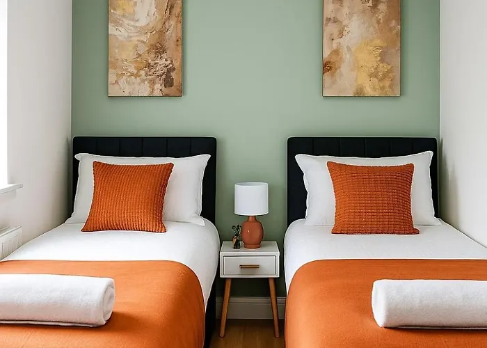 Modern 4br Retreat Near Airport & Free Parking Sleeps 9 Lägenhet