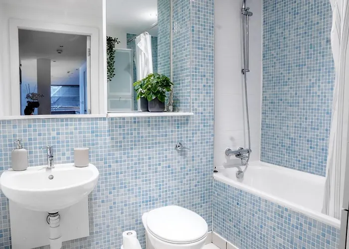 Bright 2-bedroom With Scenic Balcony Views Apartmán