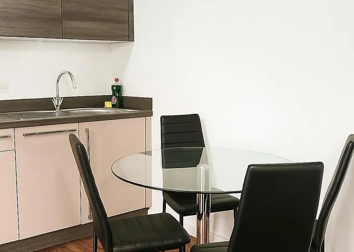 Contemporary 2 Bedroom Flat With Great Location In Salford *