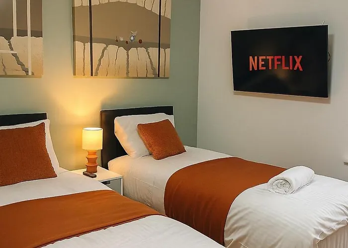 Modern 4br Retreat Near Airport & Free Parking Sleeps 9