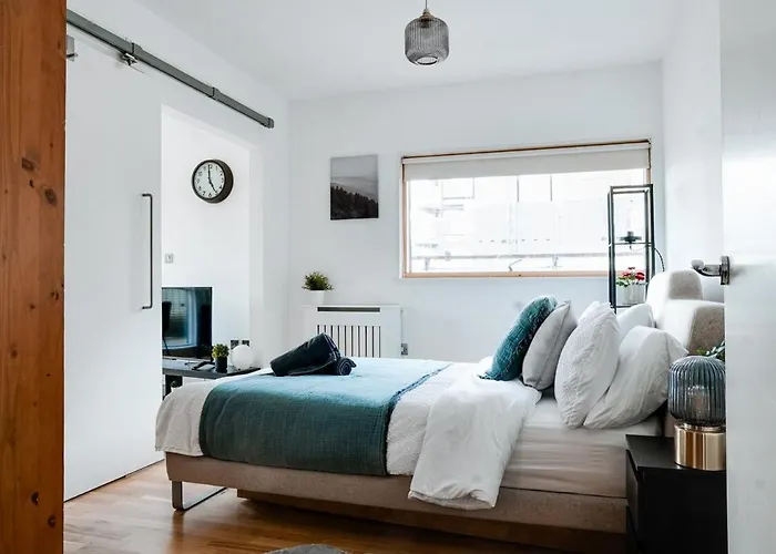 Bright 2-Bedroom Apartment With Scenic Balcony Views *