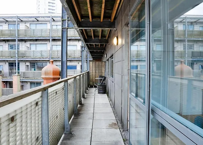 Bright 2-Bedroom Apartment With Scenic Balcony Views 맨체스터