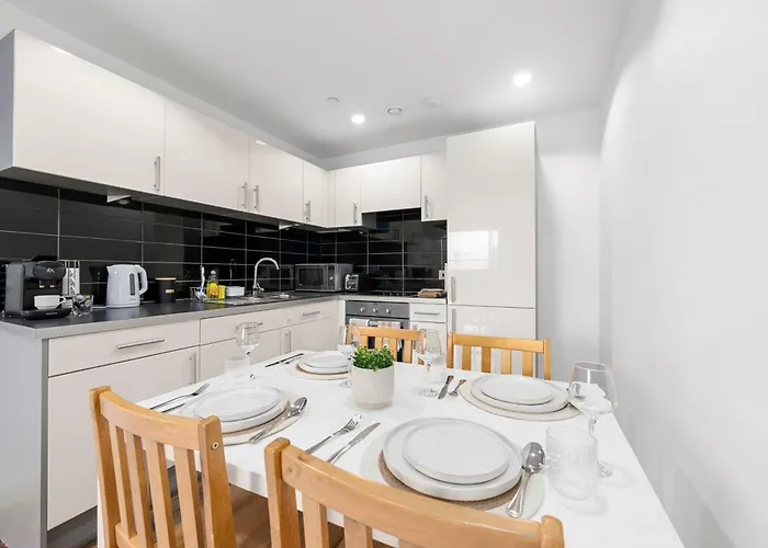 Panoramic Views Elegant 2br, 2 Min To Metro