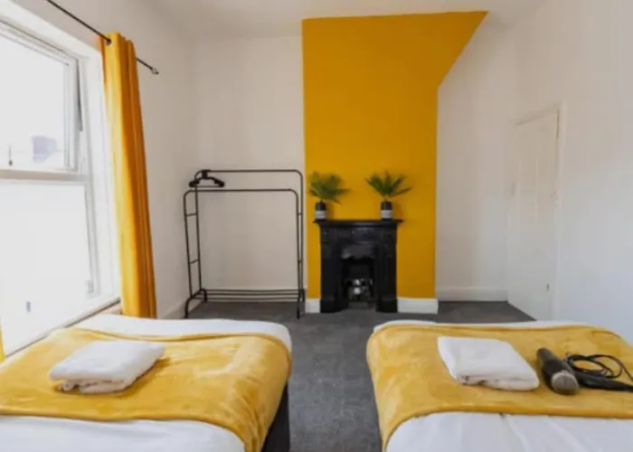 Apartament Free Parking, Large House For Contractors & Families, Sleeps 5, 5 Mins To Etihad Stadium Manchester