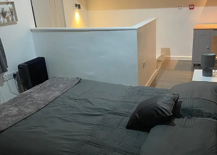 2 Bedrooms Next To Arndale Shopping *