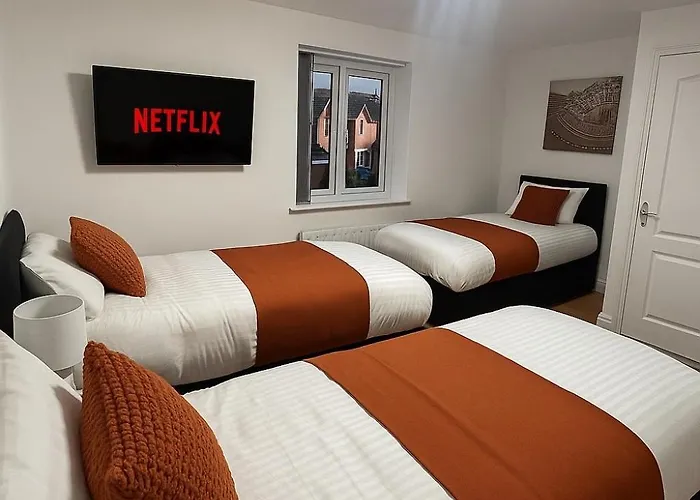 Modern 4br Retreat Near Airport & Free Parking Sleeps 9 Apartament Manchester