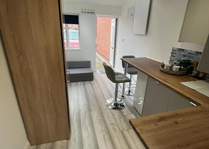 Cosy - 15 Mins Drive To *