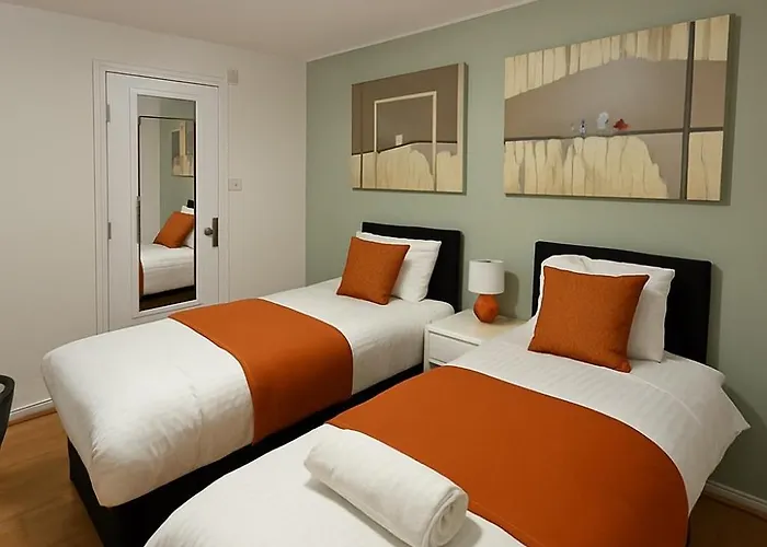 Serene 4br Retreat Near Airport & Free Parking Sleeps 9 *