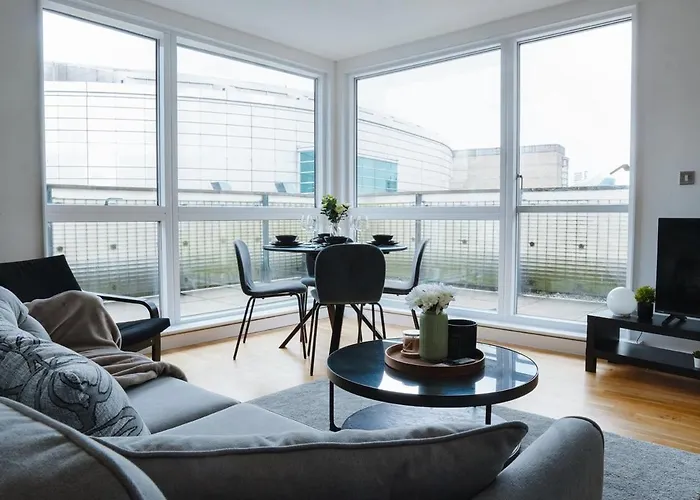 Bright 2-bedroom With Scenic Balcony Views Apartmán *