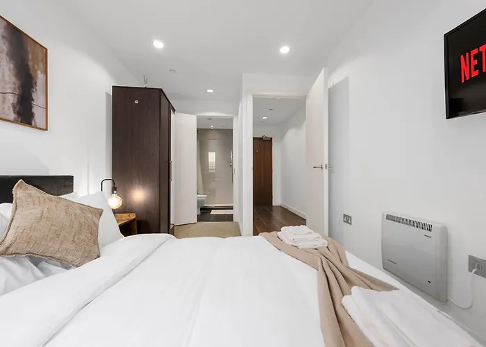 Panoramic Views Elegant 2br, 2 Min To Metro