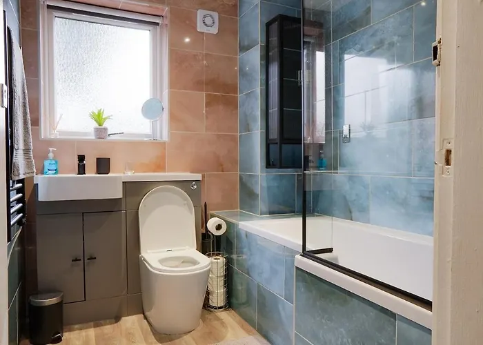 Modern 2-Bedroom Flat, Near City Centre, Ideal For Families & Groups Manchester