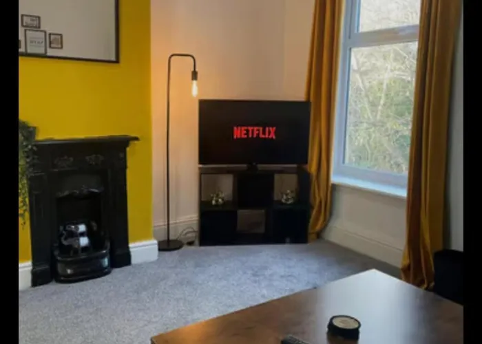 Free Parking, Large House For Contractors & Families, Sleeps 5, 5 Mins To Etihad Stadium * Manchester