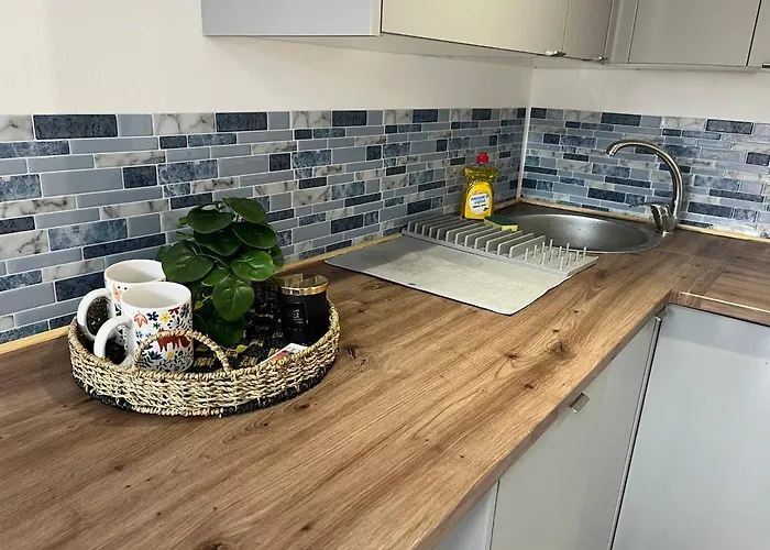 Cosy - 15 Mins Drive To