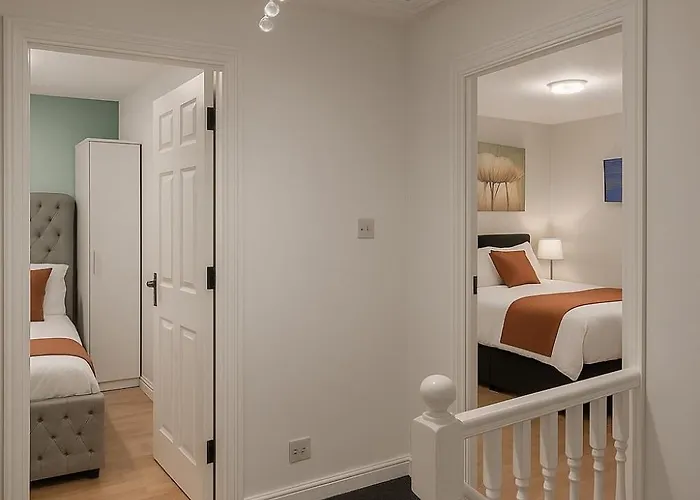 Bright 4br Pets Ok Driveway 9 Beds Daire Manchester