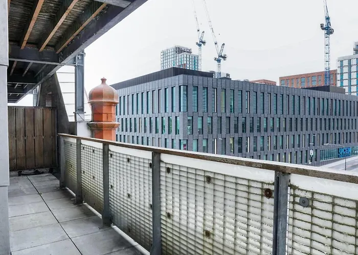 Lejlighed Bright 2-bedroom With Scenic Balcony Views Manchester