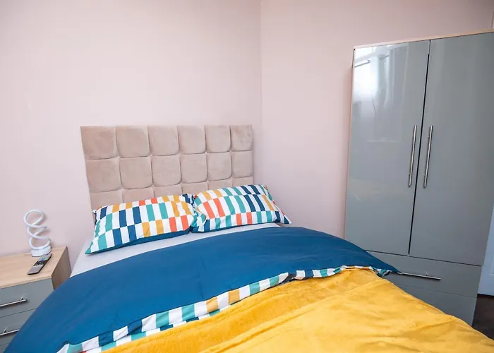 Nocleg ze śniadaniem Elegant And Modern 3 Double Bedroom Near Centre Entire House Parking