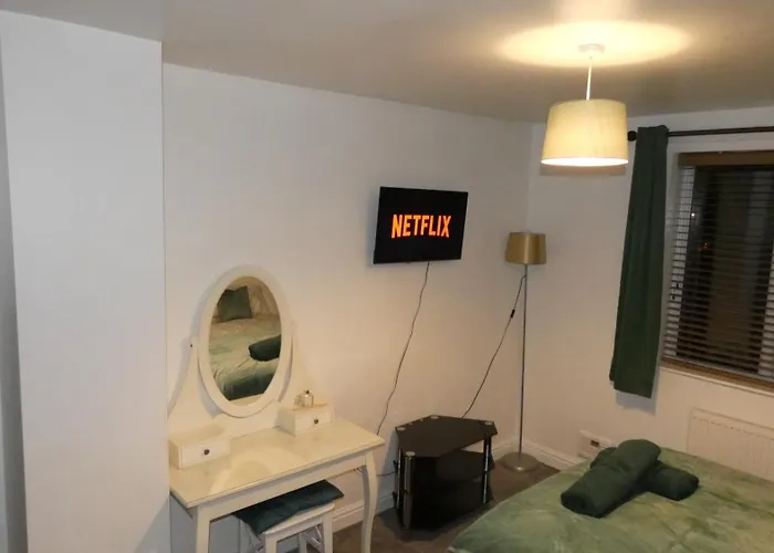 Spacious 4 Bed Maisonette Close To Salford Quays And With Smart Tvs And Netflix Perfect For Families And Contractors Appartement