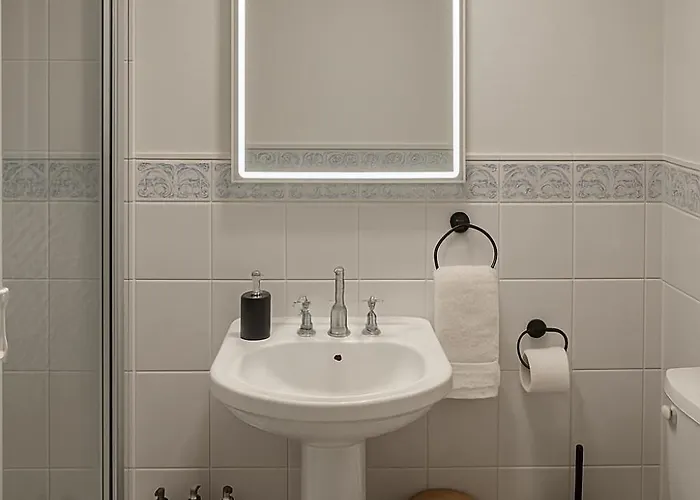 Modern 4br Retreat Near Airport & Free Parking Sleeps 9