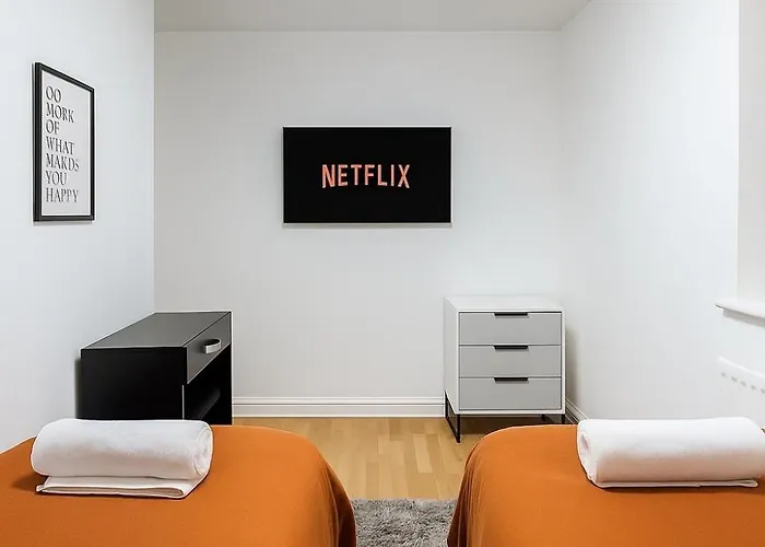 Modern 4br Retreat Near Airport & Free Parking Sleeps 9 Lägenhet *