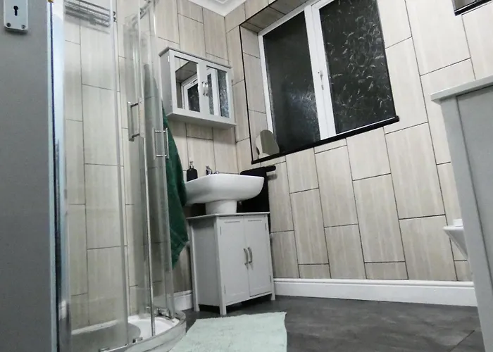 Spacious 4 Bed Maisonette Close To Salford Quays And With Smart Tvs And Netflix Perfect For Families And Contractors