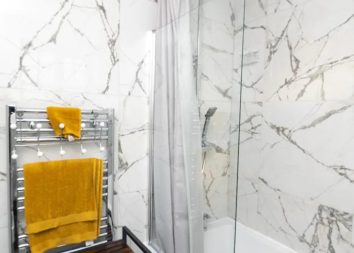 Elegant And Modern 3 Double Bedroom Near Centre Entire House Parking *