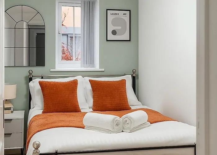 Serene 4br Retreat Near Airport & Free Parking Sleeps 9 *