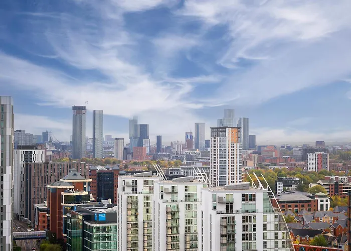 Panoramic Views Elegant 2br, 2 Min To Metro Manchester