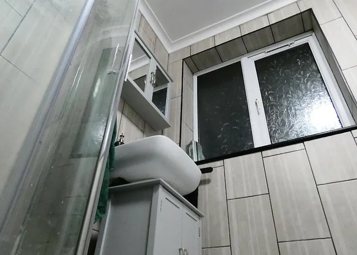 Spacious 4 Bed Maisonette Close To Salford Quays And With Smart Tvs And Netflix Perfect For Families And Contractors *