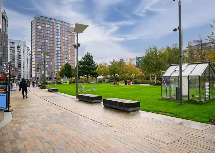 Panoramic Views Elegant 2br, 2 Min To Metro *