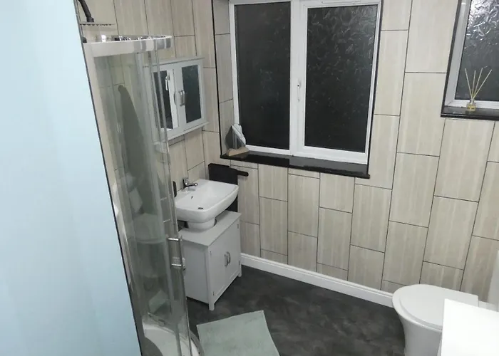 Spacious 4 Bed Maisonette Close To Salford Quays And With Smart Tvs And Netflix Perfect For Families And Contractors *