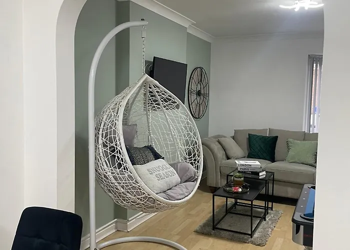 Serene 4br Retreat Near Airport & Free Parking Sleeps 9