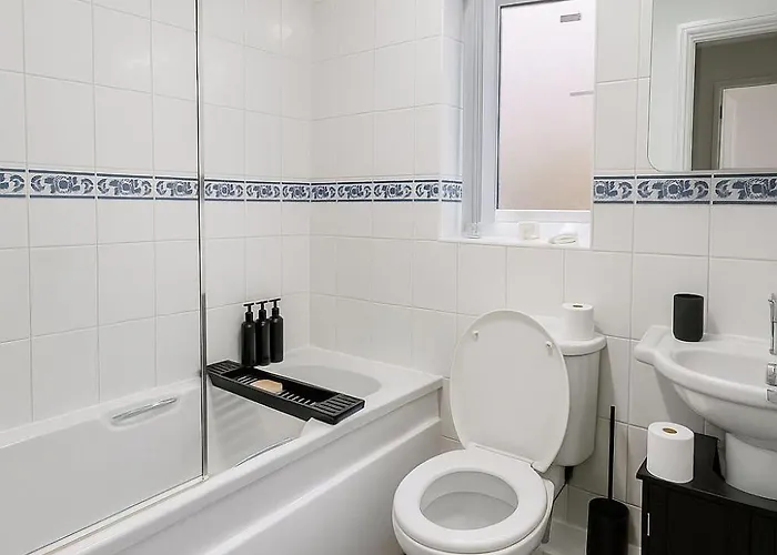 Serene 4br Retreat Near Airport & Free Parking Sleeps 9 Manchester