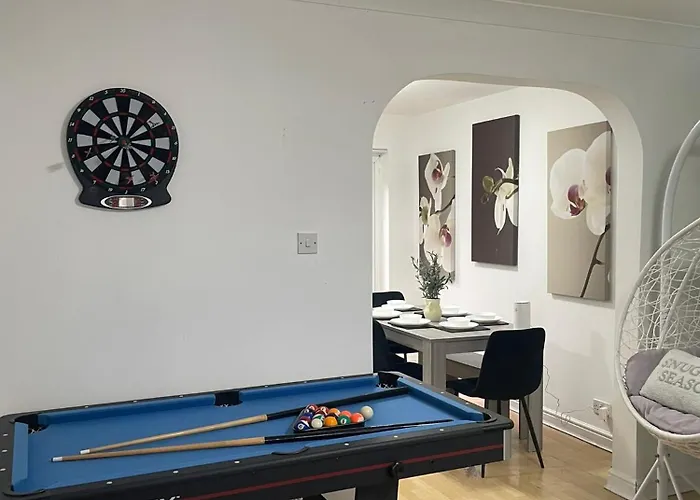 Modern 4br Retreat Near Airport & Free Parking Sleeps 9